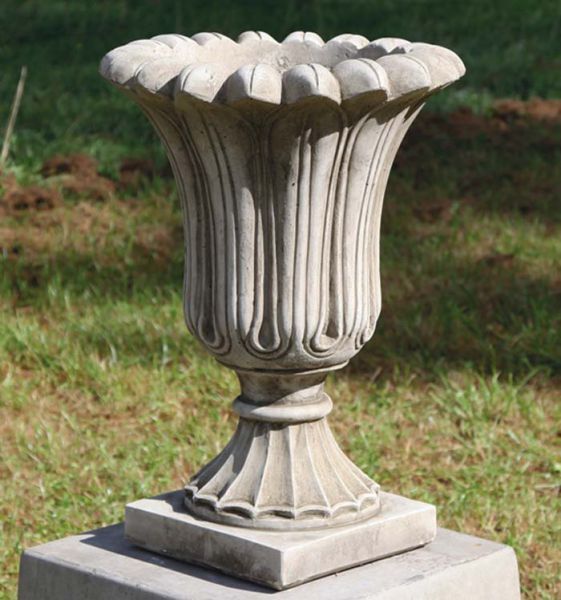 Small Fluted Urn Vase aus Steinguss