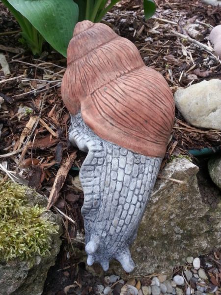 Gartenfigur Schnecke kletternd aus Steinguss