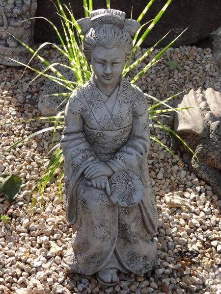 Steinfigur Geisha für den fernöstlichen Garten