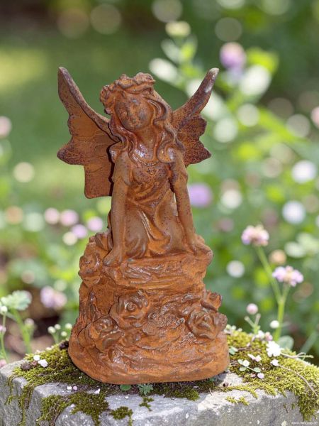 Gusseisenfigur Elfe auf Rosenbett