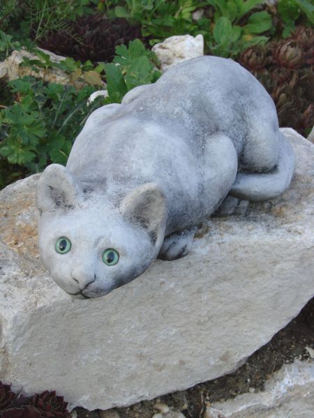 Jagende Katze aus Steinguss