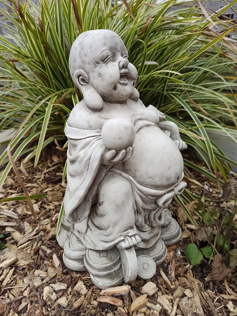 Glücksbuddha aus Steinguss für ihre Gartendeko | Steinfiguren