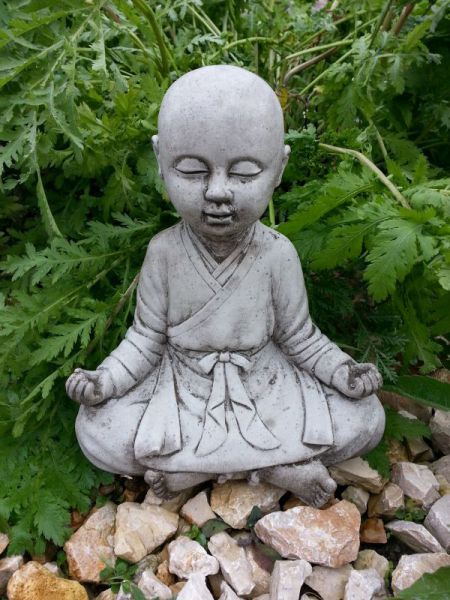 Buddha Steinfigur meditierend