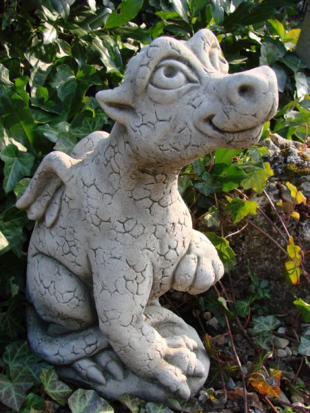 Nose up Dragon aus Steinguss