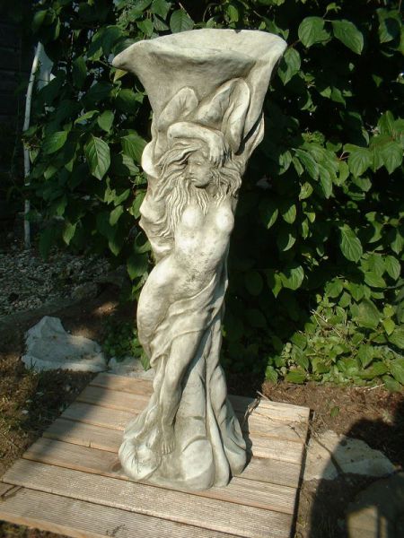 Lilly Ladie - Skulptur aus Steinguss