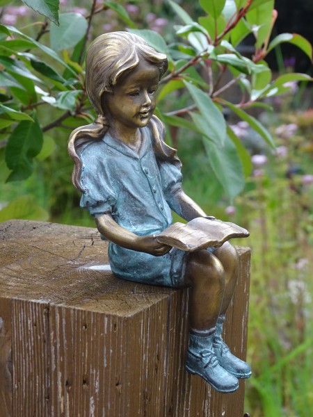 Bronzefigur Mädchen mit Buch