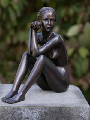 Bronzefigur sitzende Frau - Weiblicher Akt aus Bronze | Steinfiguren