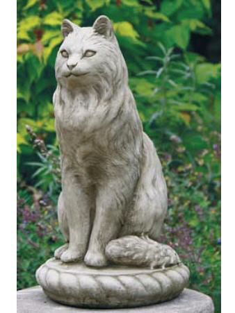 Diese Katze aus Steinguss sitzt einfach nur entspannt da und beobachtet die Umgebung. In England aus massivem Steinguss in Handarbeit produziert.