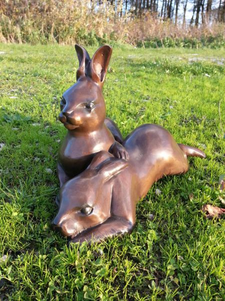 Bronzefigur Feldhasen liegend