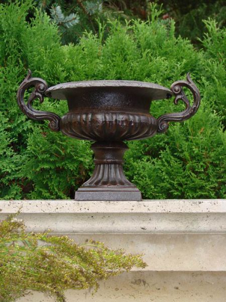 Henkelvase braun aus Gusseisen