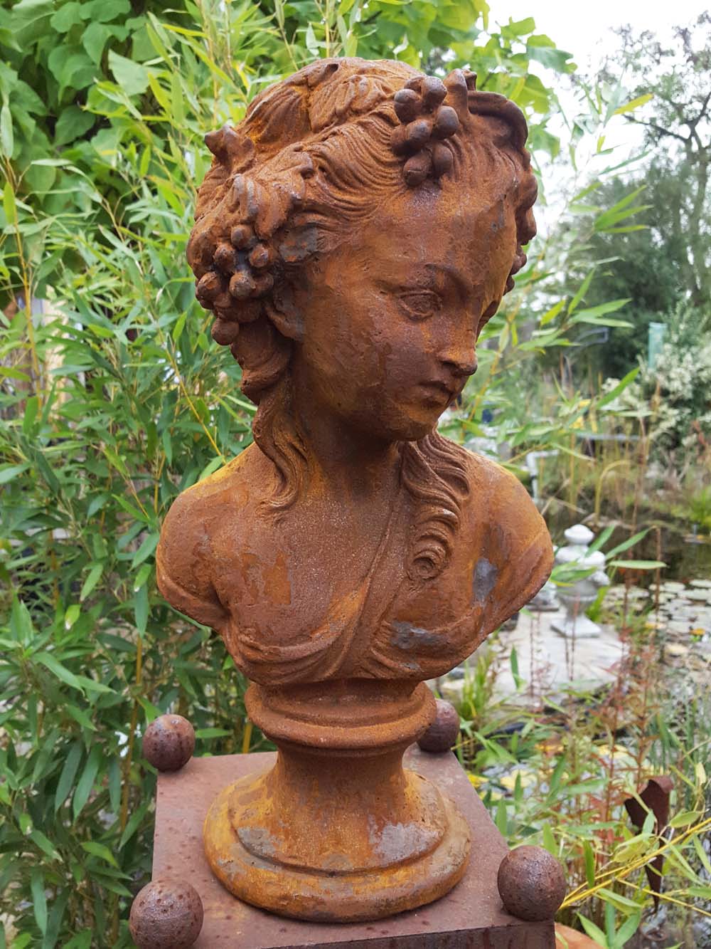 Büste Mädchen Susanna aus Gusseisen - Figur aus Eisenguss mit Naturrost