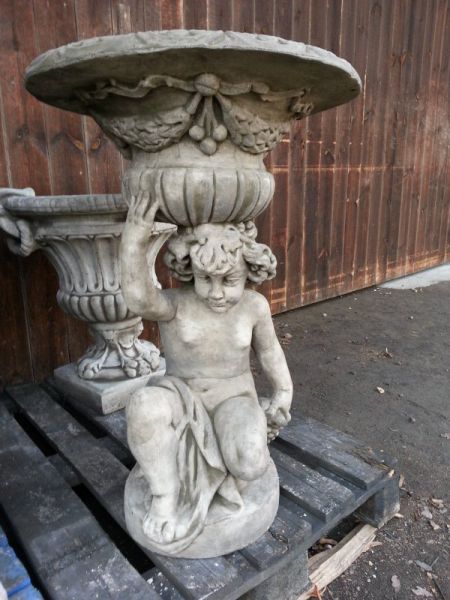 Cherub Planter Vase aus Steinguss